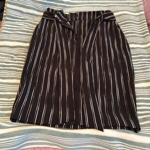 APT. 9 black and white hire pencil skirt. Great condition. Size 8.